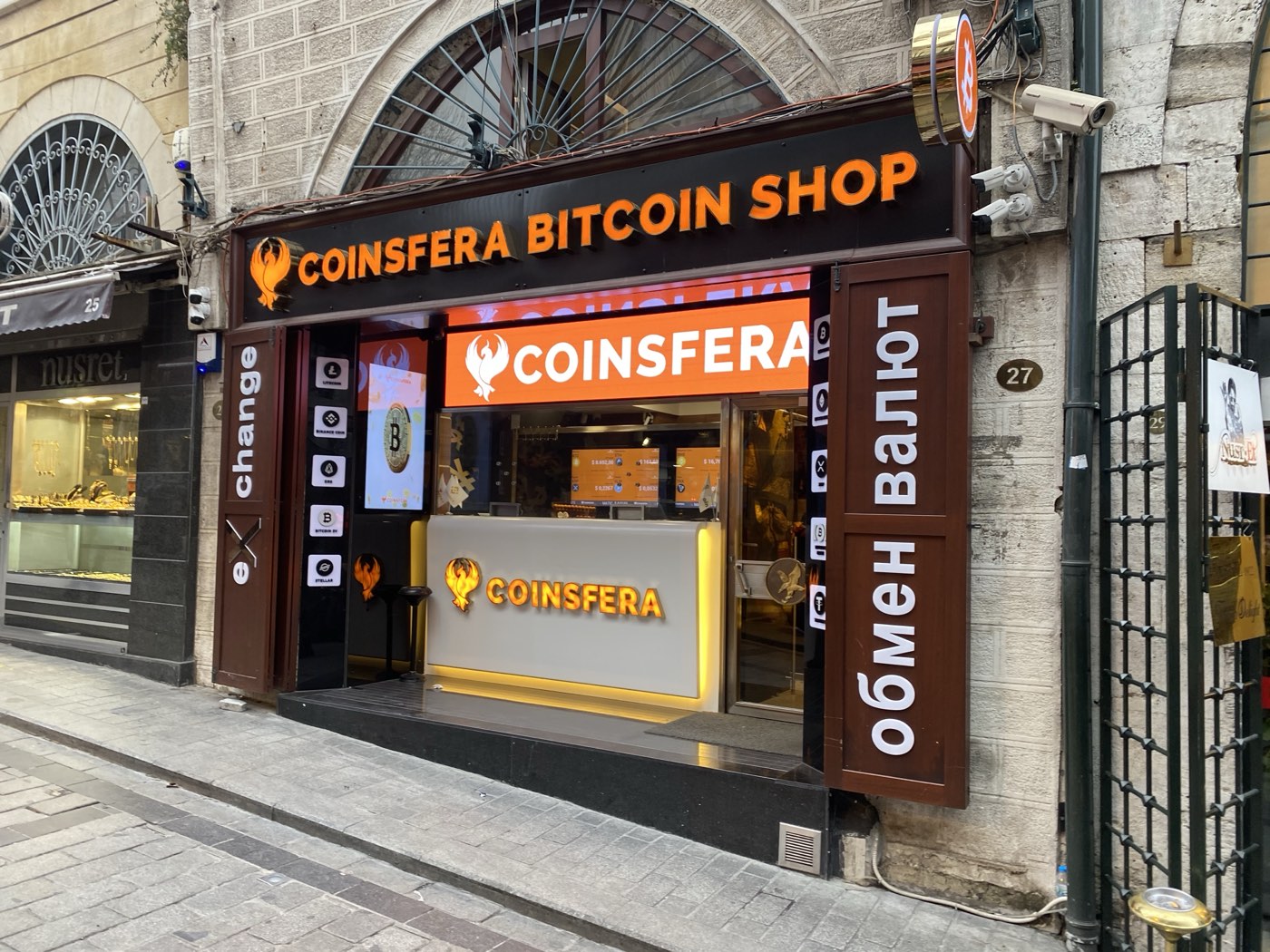 Coinsfera bitcoin shop ofisinin İstanbul'daki turuncu tabelalı modern vitrini